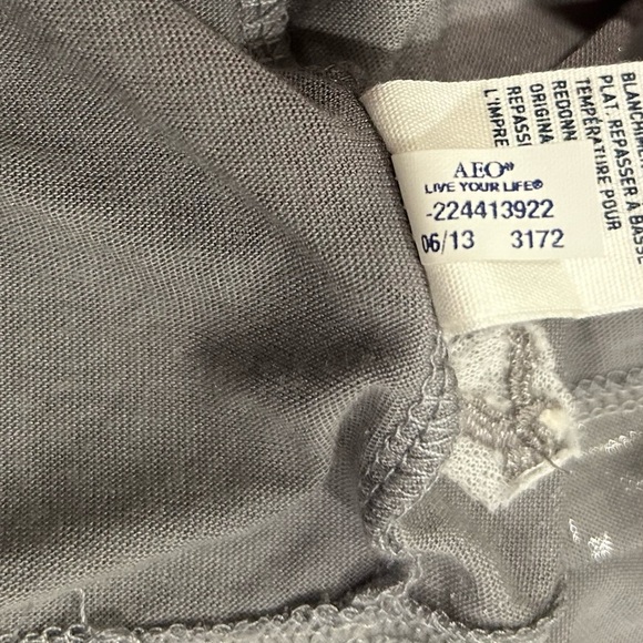 American Eagle Outfitters Favorite Tee Gray Silver Geo V Neck T-Shirt Size S - Picture 7 of 9